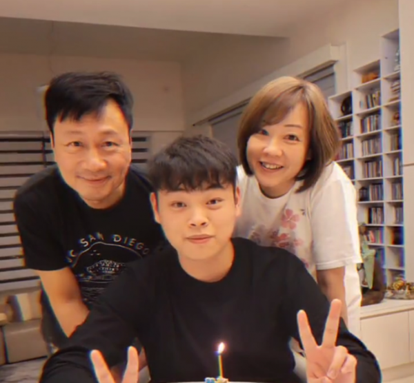 黎耀祥夫婦為愛子慶生,24歲兒子眉眼像極了老爸,已全家移居內地 黎耀祥夫婦為愛子慶生,24歲兒子眉眼像極了老爸,已全家移居內地
