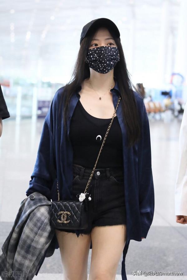 街拍:張靚穎藍色外套+黑色短褲+鏈條包+黑色短靴帥氣迷人 街拍:張靚穎藍色外套+黑色短褲+鏈條包+黑色短靴帥氣迷人