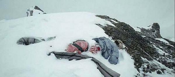 98年，美國女登山家在海拔8千米倒下，9年後有人看不下去將其安葬