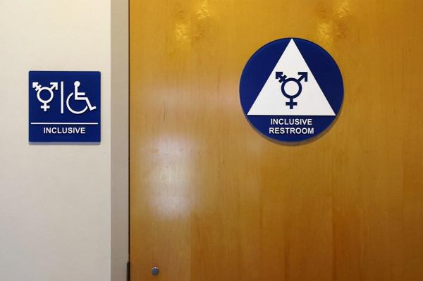 美國校區推出新規定，男的可以隨意進女廁所，心理上是女的就行