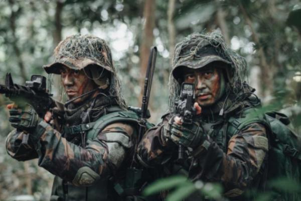 都是特種作戰,為何特種兵臉上塗抹油彩,而特警卻要戴面罩? 都是特種作戰,為何特種兵臉上塗抹油彩,而特警卻要戴面罩?