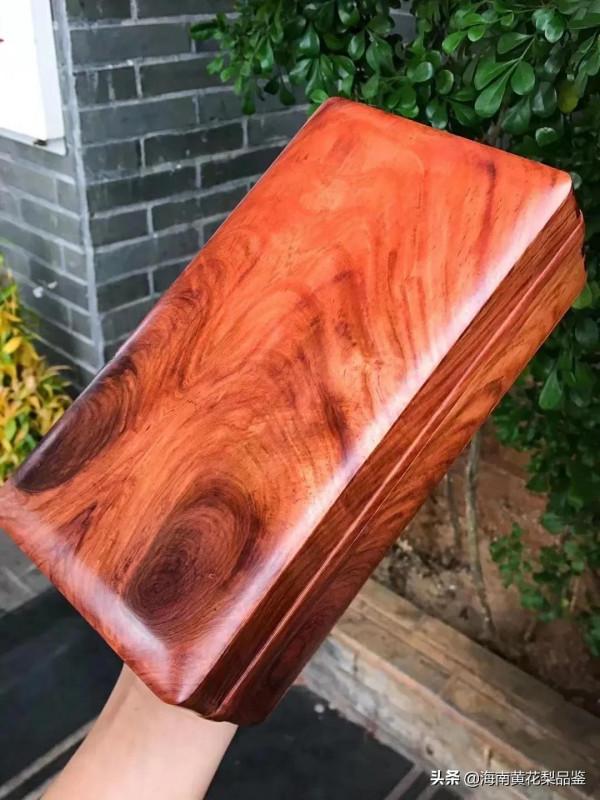 「首飾盒」越南黃花梨紫油梨老料材質堅實溫潤，鬼臉紋理舒展靈動