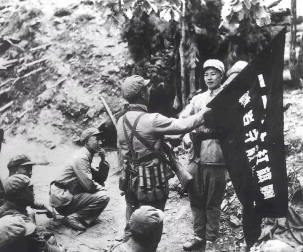 比180師還艱難的部隊,全團向美軍反殺過去,團長後升軍區副司令 比180師還艱難的部隊,全團向美軍反殺過去,團長後升軍區副司令