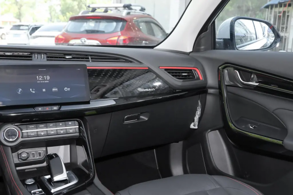 風神AX7馬赫版:內飾討喜,搭載190馬力,配前後獨懸,適合年輕人 風神AX7馬赫版:內飾討喜,搭載190馬力,配前後獨懸,適合年輕人