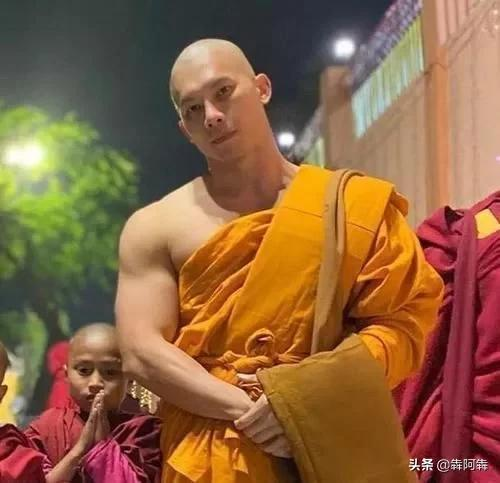 泰國最帥和尚還俗了日常愛秀8塊腹肌人魚線，還是個200斤的胖子
