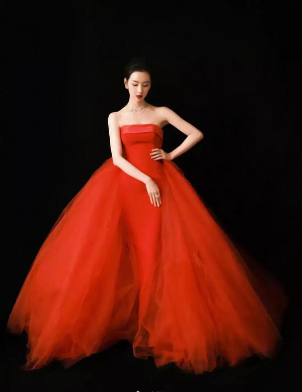 陳都靈紅裙造型再現復古港風，讓人想起她的《左耳》