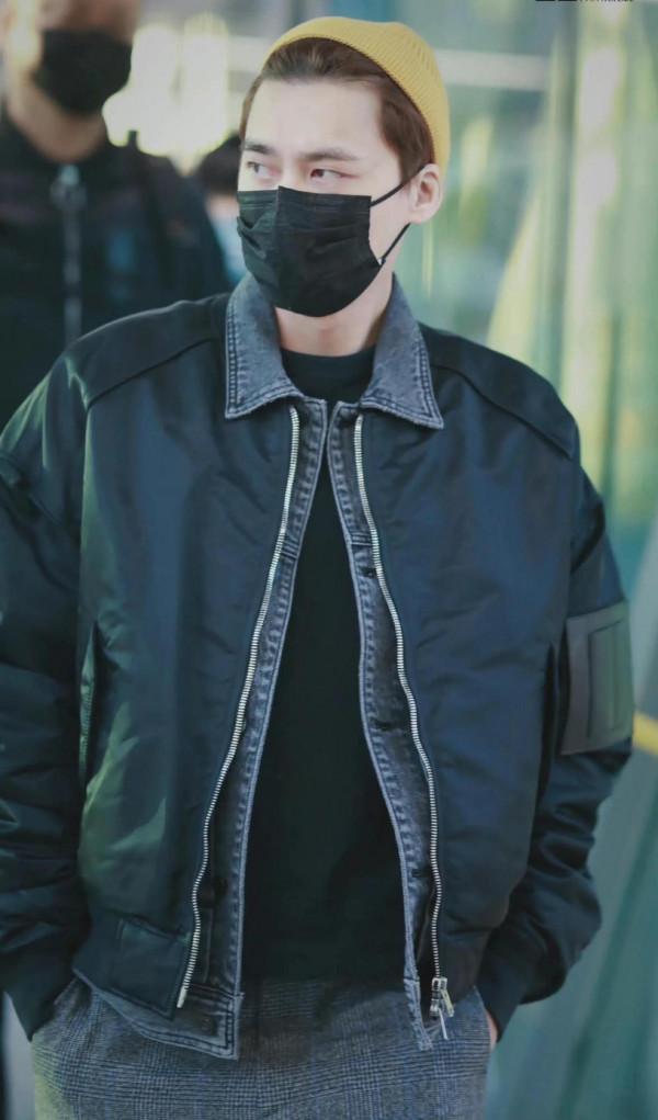 李易峰機場私服，身穿皮衣套牛仔服，頭戴針織帽顯得更加可愛帥氣