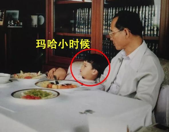 花心泰王也有孝順一面:外出和母親十指緊扣,彎腰給普密蓬扣衣服 花心泰王也有孝順一面:外出和母親十指緊扣,彎腰給普密蓬扣衣服