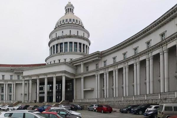 無錫一奇葩建築，模樣神似美國白宮，現卻荒廢雜草叢生成停車場