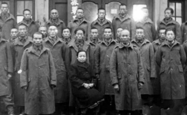 上海解放，陳毅收到求助信，才知：本地有100多抗日英雄窮困潦倒