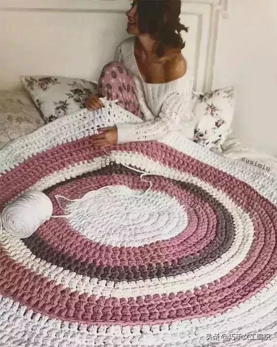 只用幾團布條線，就鉤出了好看又實用的桌墊地墊
