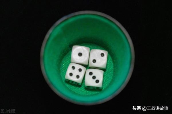 民間故事：賭鬼半夜丟骰子，碗中驚現一滴血，男子：房子有蹊蹺