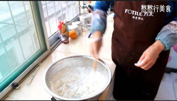 姥姥自創的“中式漢堡”,孫女要天天吃,我嚐了一口,也上癮了 姥姥自創的“中式漢堡”,孫女要天天吃,我嚐了一口,也上癮了