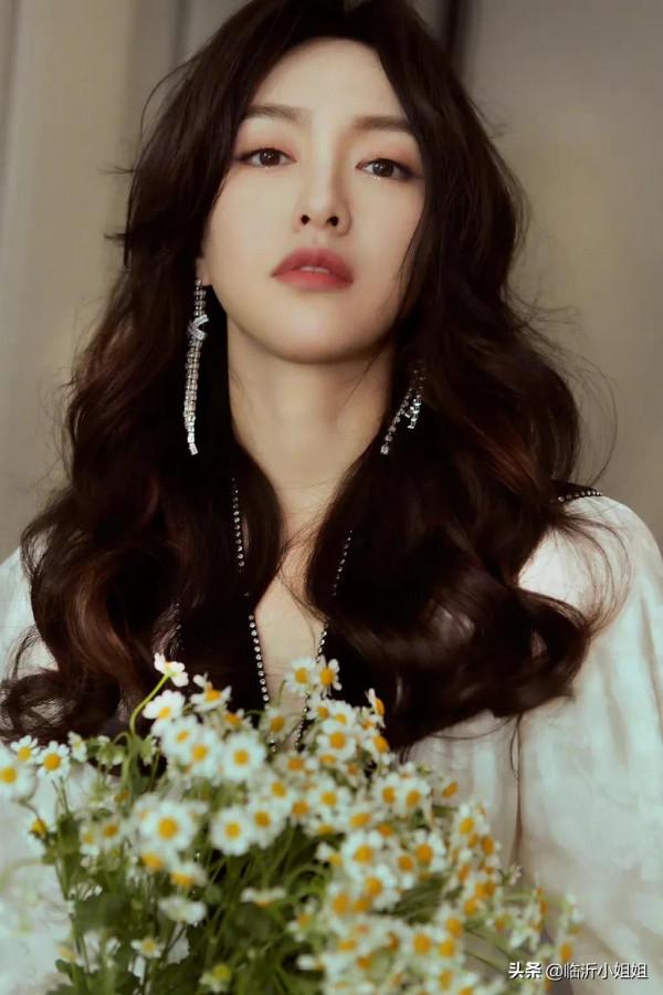 唐嫣，外貌出眾，擁有超高顏值！優雅氣質讓她美得更加高階和清冷