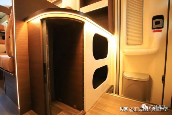 ​適合年輕人的實用型房車,9坐3床,後廚衛佈局,比租房租車還划算 ​適合年輕人的實用型房車,9坐3床,後廚衛佈局,比租房租車還划算