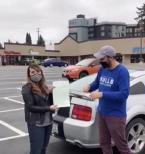 外國妹紙想用一個小發卡,跟別人換一棟房子,最後居然成功了 外國妹紙想用一個小發卡,跟別人換一棟房子,最後居然成功了