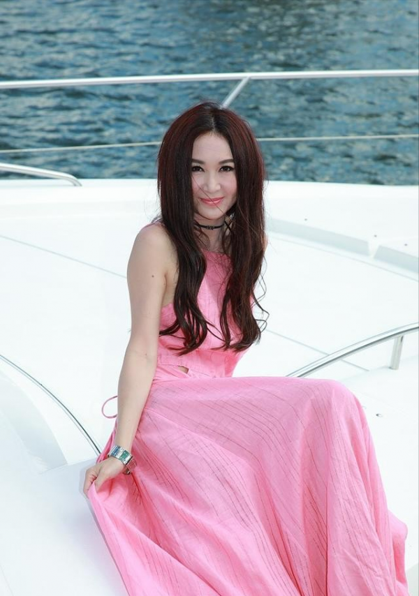 保養的意義在於：過了50依舊年輕活力，就像55歲溫碧霞，宛如少女