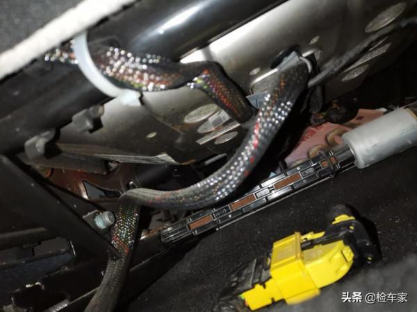 9萬塊買輛12年的法系跑車，小哥上來就砍價1萬，賣家：成交