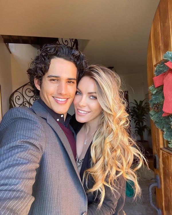 海夫納去世五年後，35歲遺孀移除全部填充物，交往了帥氣的小男友