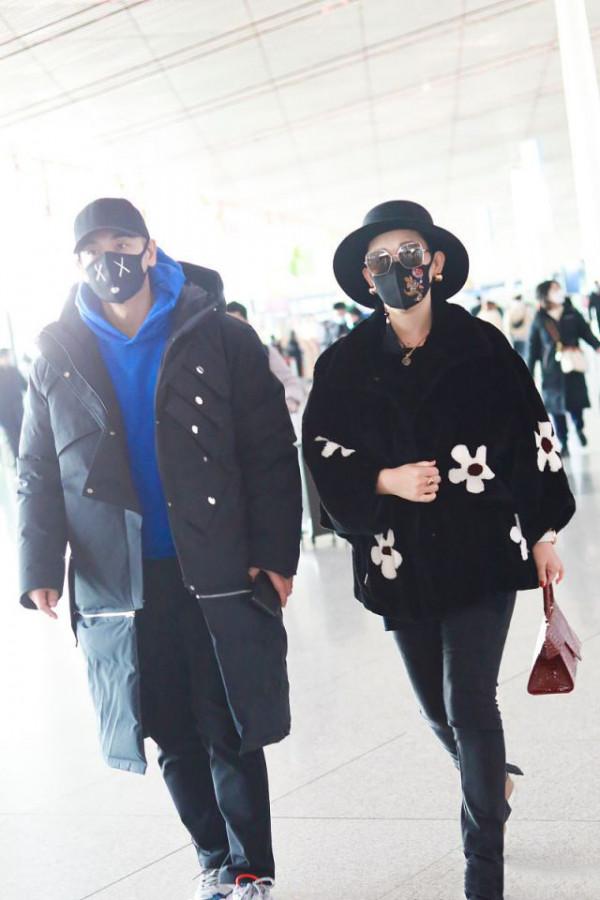 趙文卓夫婦走機場，厚重的羽絨服造型像路人，妻子打扮貴氣又時尚