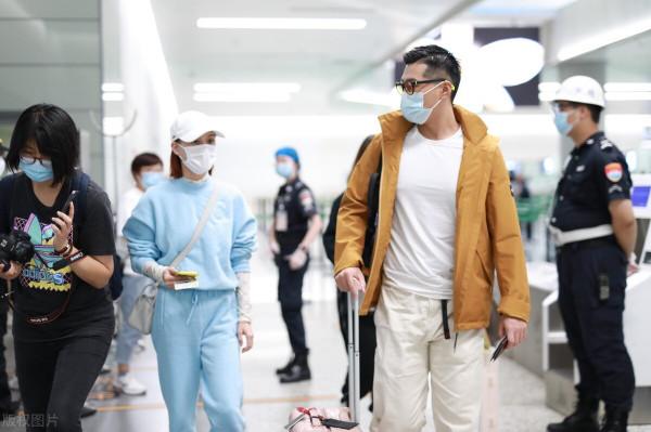 何超蓮真是富家千金，運動套裝穿出高階範，牽手竇驍力破分手傳聞