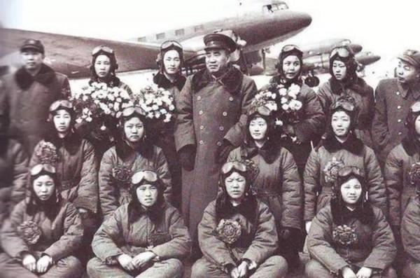 他是新中國第一批女飛行員的教官,83歲時寫信給央視,說想見徒弟 他是新中國第一批女飛行員的教官,83歲時寫信給央視,說想見徒弟
