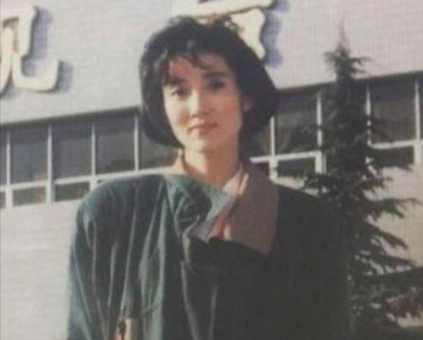 “央視主播”李修平：有過一次婚姻，42歲再婚也幸福，58歲沒孩子