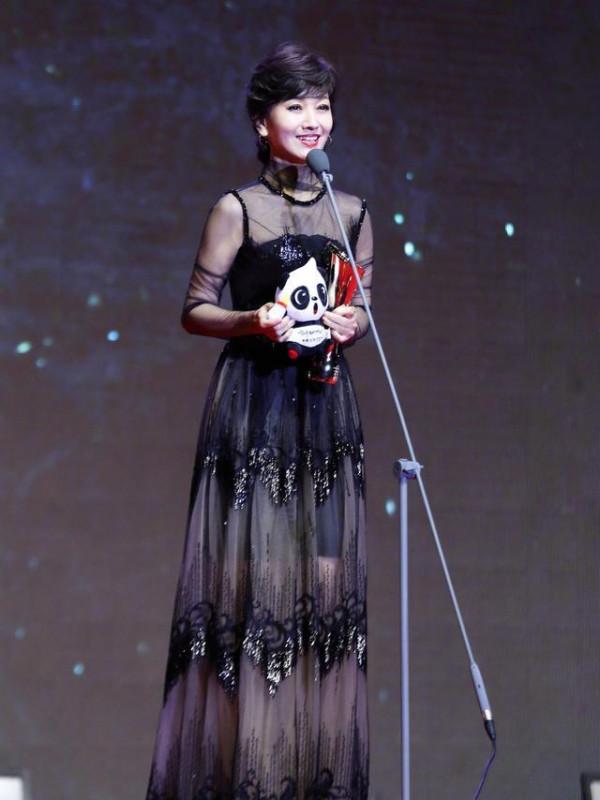 趙雅芝一點都不服老，66歲還挑戰年輕人的“液體裙”，意外很時髦