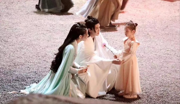 任嘉倫為迪麗熱巴開尾為腿，人魚戀你期待嗎？