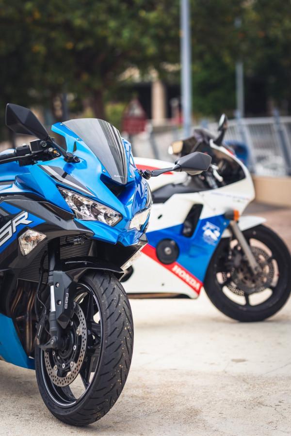 舊時代的本田CBR250RR與新時代的川崎ZX25R摩托車對決測評