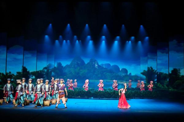 暑假，帶娃來桂林千古情放肆撒野，看精彩演出，重返侏羅紀