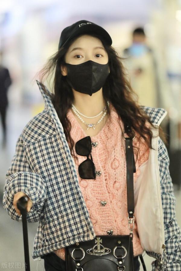 姜貞羽穿藍色格子外套搭微喇褲顯腿長 大眼萌妹青春可愛