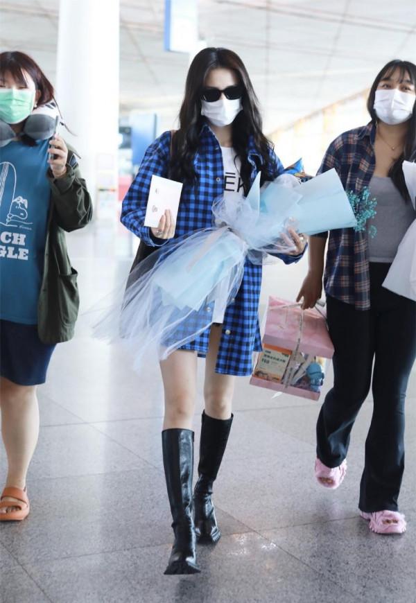 “格紋襯衫”怎麼穿更潮?學徐璐穿“大一號”,輕鬆擺脫路人感 “格紋襯衫”怎麼穿更潮?學徐璐穿“大一號”,輕鬆擺脫路人感