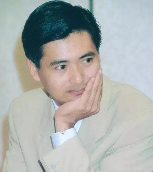 溫碧霞曾回憶說自己當年與陳玉蓮同住一條街，經常會看到周潤發