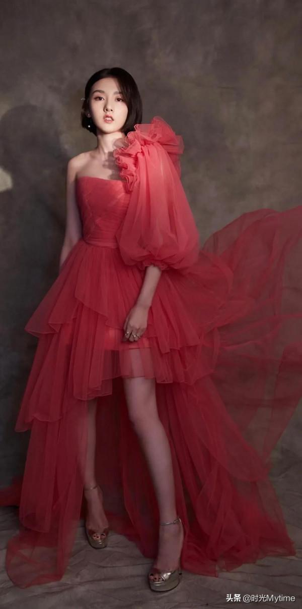 明星桌布：宋祖兒，有知道她原名的嗎？