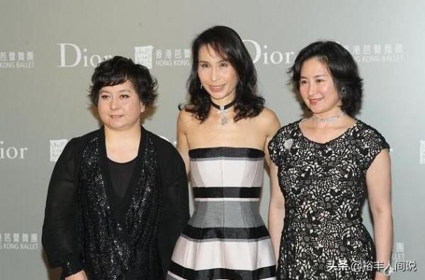 何超瓊四姐妹再聚首!何超鳳穿黑衣打扮優雅,何超蕸穿藍衣顯富態 何超瓊四姐妹再聚首!何超鳳穿黑衣打扮優雅,何超蕸穿藍衣顯富態