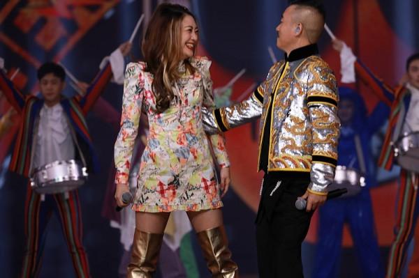 陳小春真挺時髦的，和應採兒穿情侶裝，“莫西幹”髮型也不土