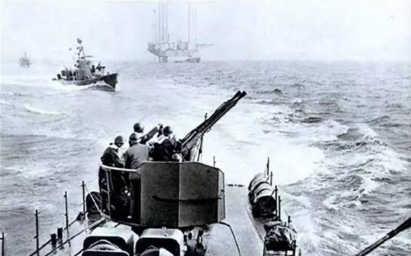 南海艦隊截獲一封情報，周恩來看後深吸一口氣，連忙給葉帥打電話