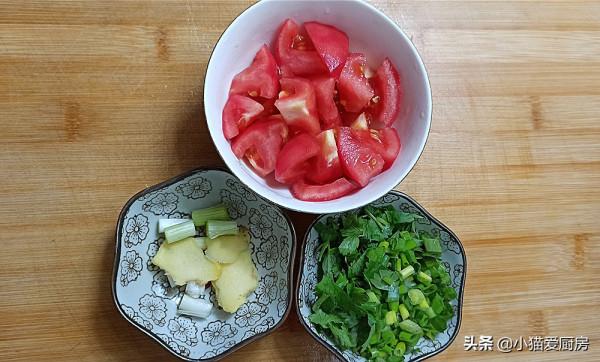 三鮮肉片湯這樣做太香了，肉嫩湯鮮，冬天來一碗暖和，做法還簡單