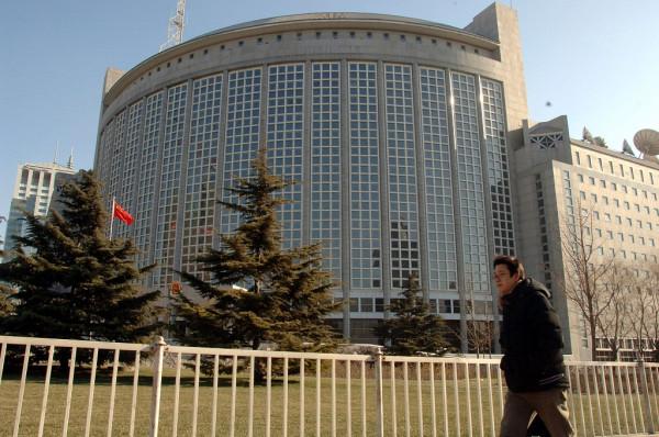 中國外交官到偏遠地區當副縣長、當老師，英媒讚歎：中共正在為崛起的中國服務