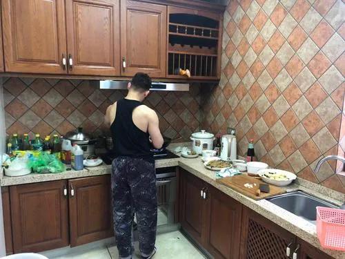 農村小夥子娶俄羅斯美女為妻，婚後生了男孩岳父獎勵一輛豪車