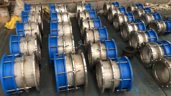 單法蘭伸縮器應在自由狀態下安裝連線