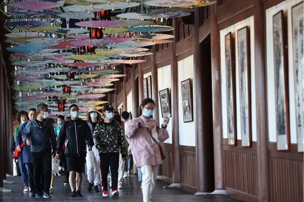 多地“解封”跨省遊“雙節”假期暢遊同時如何兼顧防疫？