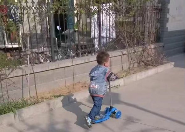 孩子成長中的驚險瞬間:四歲孩子誤入電梯,機智脫險,令人後怕 孩子成長中的驚險瞬間:四歲孩子誤入電梯,機智脫險,令人後怕