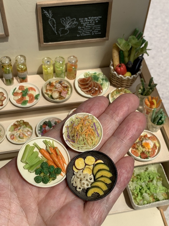 迷你超豪華！袖珍美食模型：指尖上的料理挑動味蕾