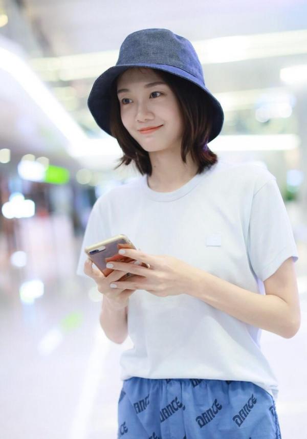 苗苗真的越看越“大氣”，穿T恤配印花褲也高階，這氣質太養眼了