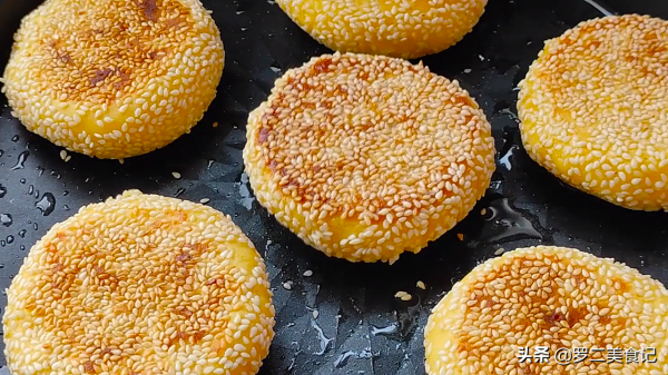 把玉米麵倒入滾燙的牛奶裡，瞬間變美食，第一次見這做法，太香了