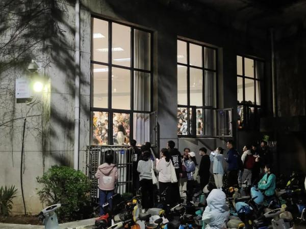 武大戀愛課爆火,“窗戶上都掛滿了人”,授課教師:這是對愛情的渴望 武大戀愛課爆火,“窗戶上都掛滿了人”,授課教師:這是對愛情的渴望