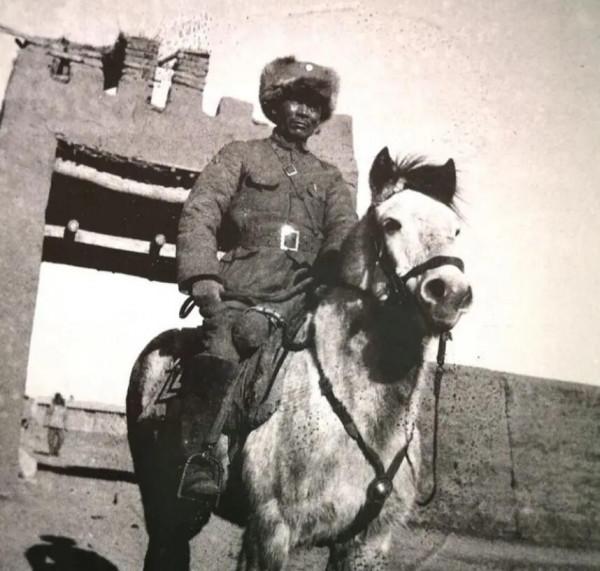 日偽軍擺出機槍陣，晉綏軍拉出20門炮猛轟，還出動裝甲車衝擊