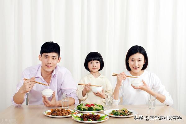 胃癌不是突然到來的，患上胃癌的人，吃飯常常有四個共同點